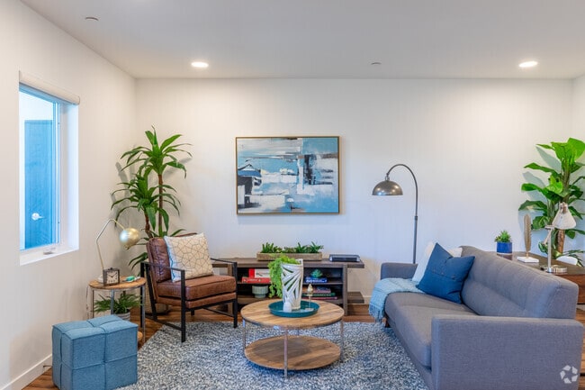 2BR, 2BA 938SF - The Broadway