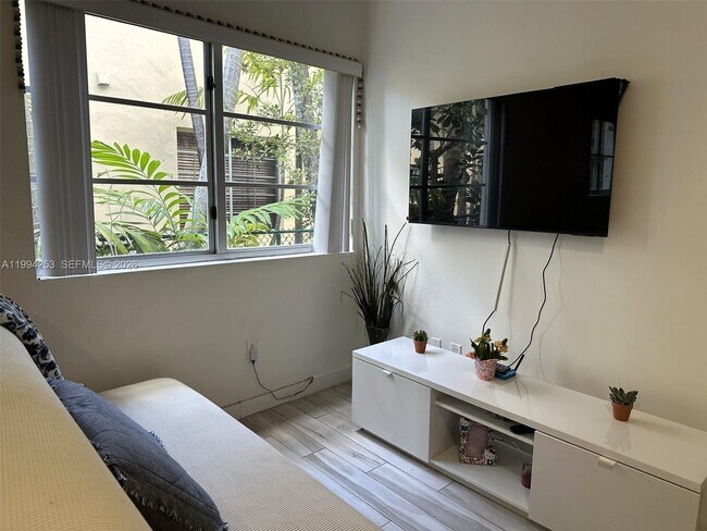 Photo - 1560 Meridian Ave Unidad 103