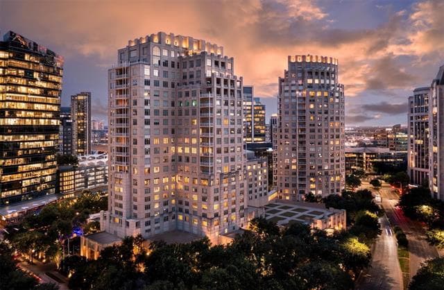 Building Photo - 2525 N Pearl St Unit 1106