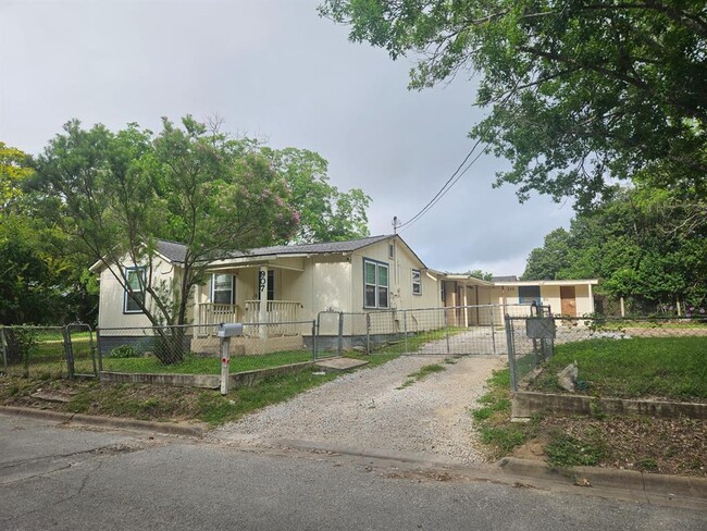 Photo - 907 Neches St