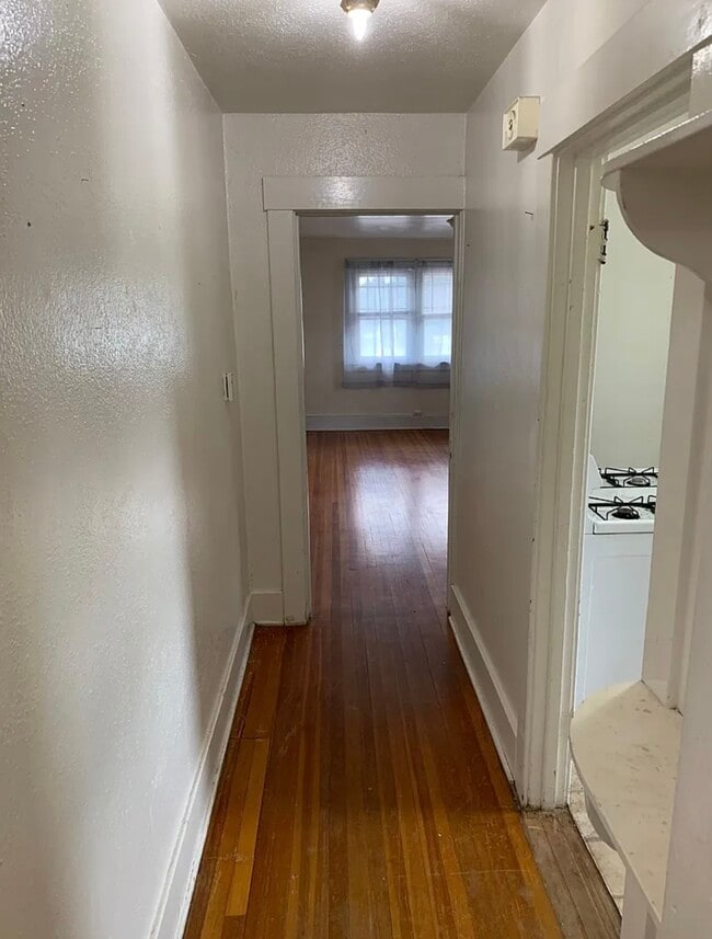 Building Photo - 205 E Pershing Blvd Unit 4