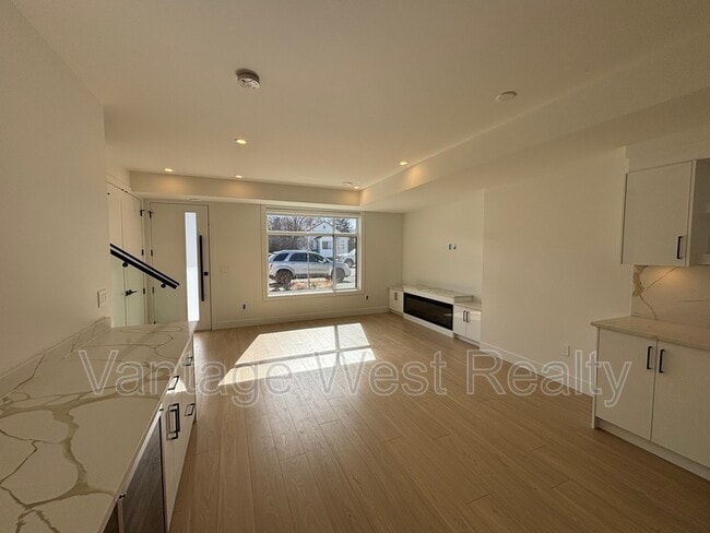 Photo - 1-830 Lawson Ave
