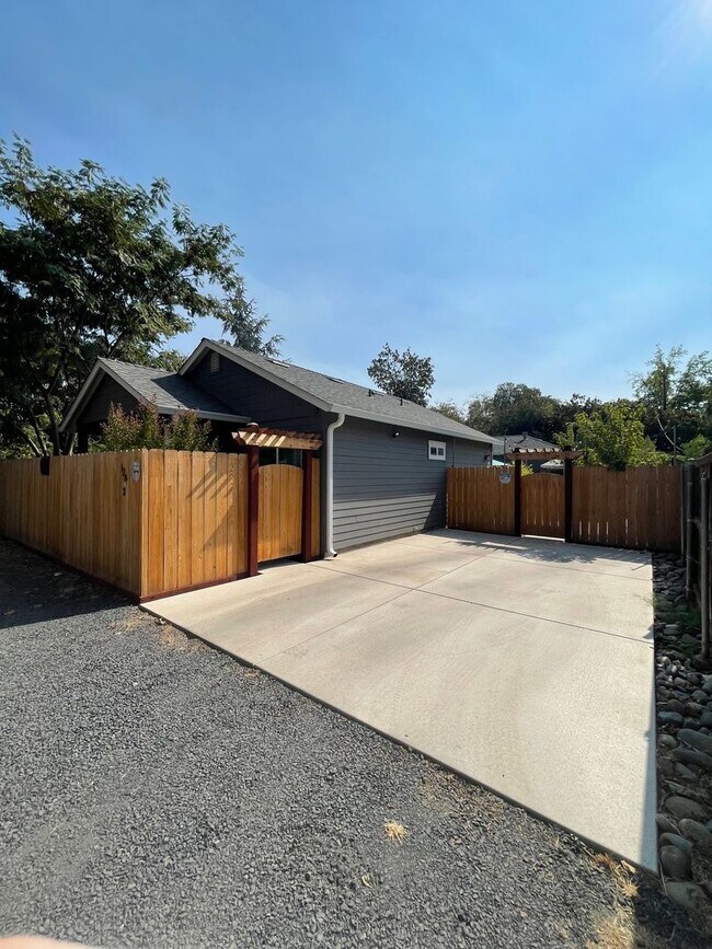 Photo - 126 W 20th St Unit 3