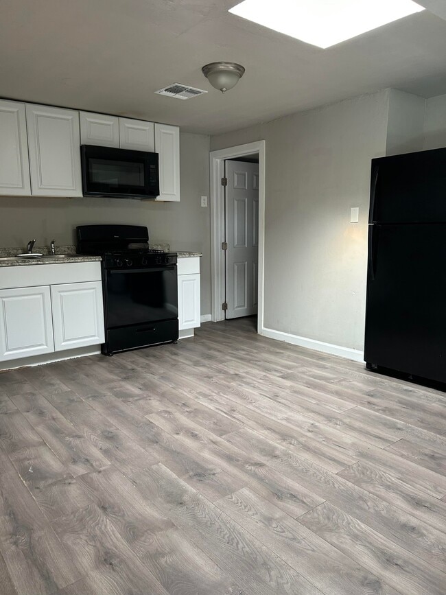 Photo - 210 W Blacklidge Dr