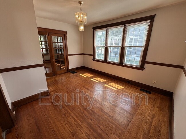 Photo - 3823 Drake Ave