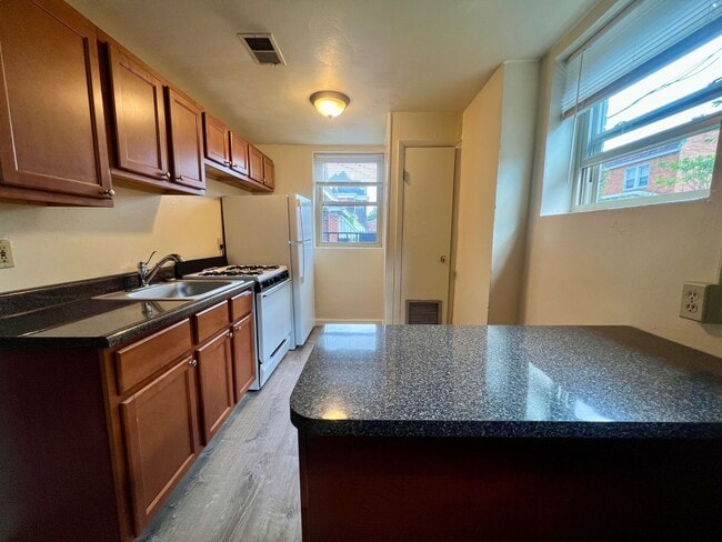 Building Photo - Charming One Bedroom in Oakland! Ample Nat... Unit 7