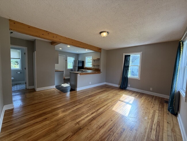 Building Photo - Charming 2 Bed | 1 Bath Home with Large De...