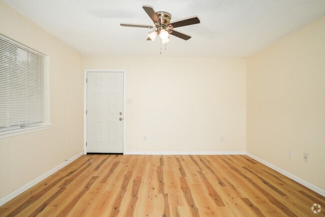 2BR, 1BA - 820SF - Living Room