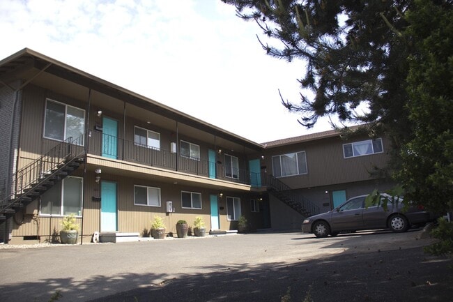 Building Photo - Lower 1 bed, off street parking, hardwoods... Unit 3122 Rental