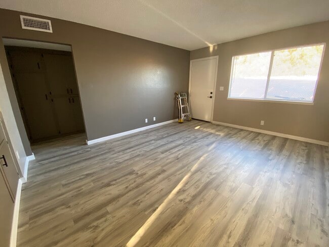 Building Photo - 336 W Wilson Ave Unit C