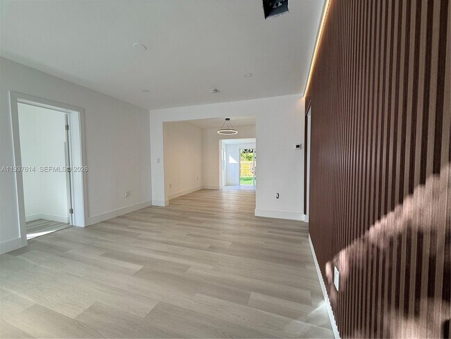 Photo - 561 NW 41st St