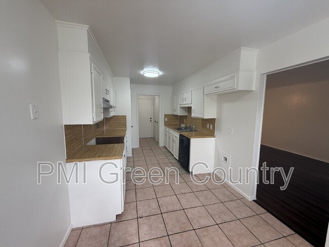 Photo - 9832 E 37th St