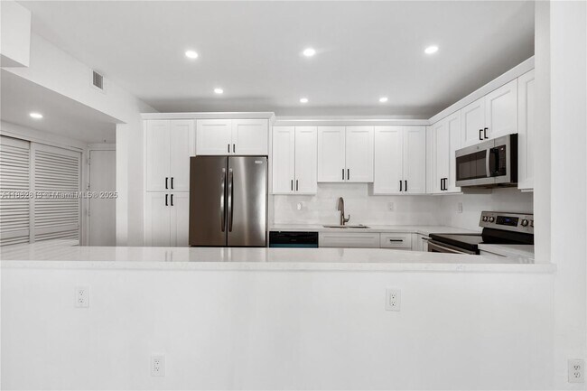 Photo - 19380 Collins Ave Unidad 911