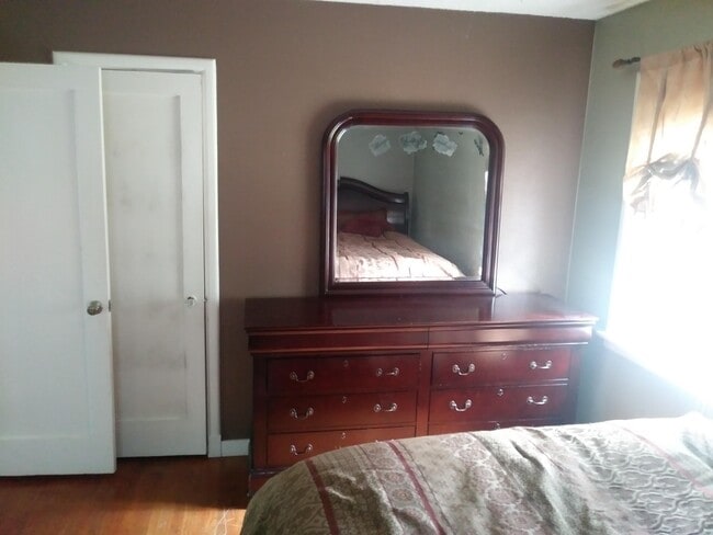 Photo - 901 N Locust Rd Unidad main floor room