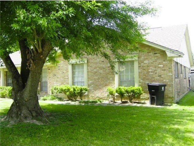 Building Photo - 9330 Tooley Dr