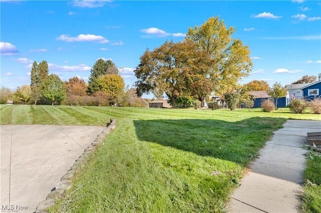 Photo - 1001 Applegrove St NW