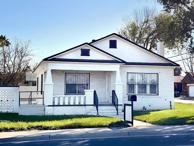 Building Photo - 1901 Chihuahua St