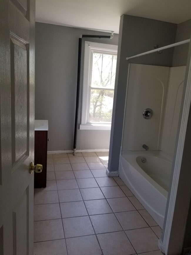 Bathroom - 19 Circular Ave Unit 19