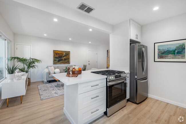 2BR, 1BA - 850SF - Kitchen - 1017 5th St