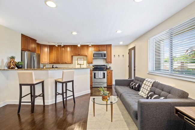 Building Photo - Incredible 2 bedroom 1 bath Condo in West Washington Park Neighborhood Unit 302