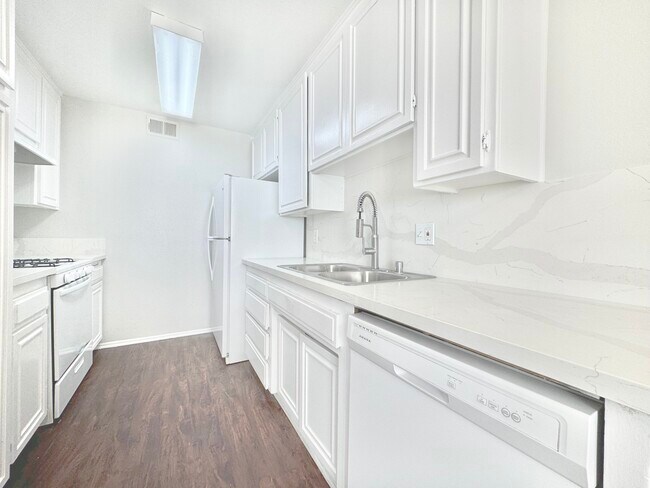 Photo - 14455 Dickens St