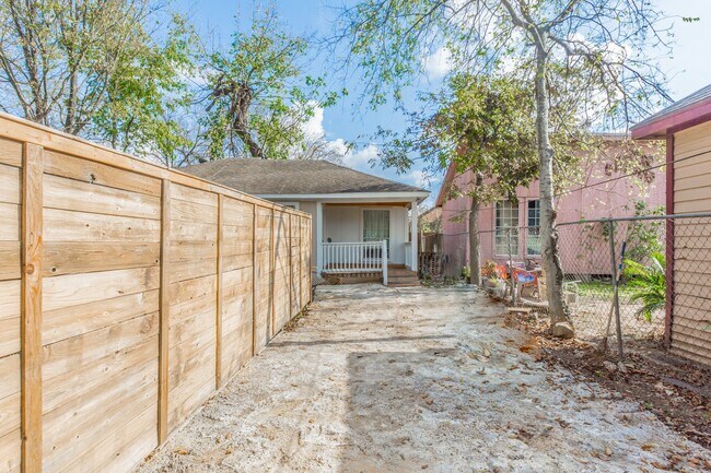 Building Photo - 3002 Kirk St