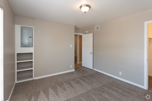 2BR, 1BA - 905 SF