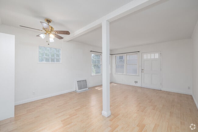 1 habitación, 1 baño - 950 pies cuadrados - Sala de estar - 925 1/2 Tularosa Dr Unidad 9251/2