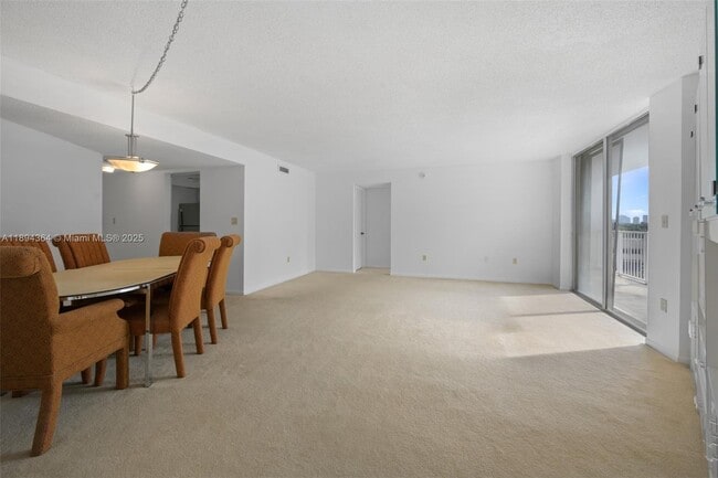 Photo - 1300 NE Miami Gardens Dr Unidad 501E