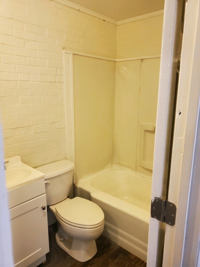 Photo - 634 Ell St