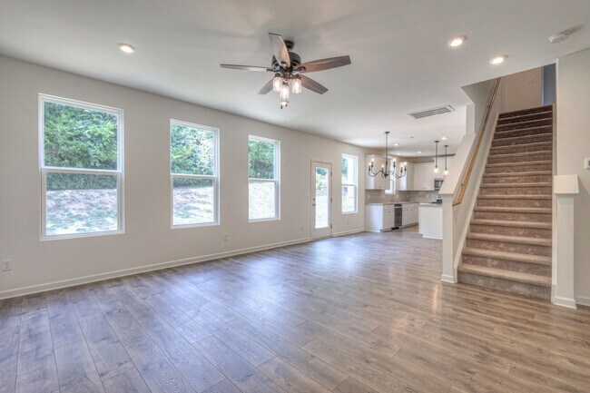 Photo - 523 Montrose Dr