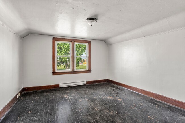 Photo - 1100 N Van Buren St Unit 3 - Upper