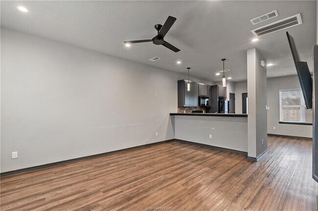 Photo - 1451 Associates Ave