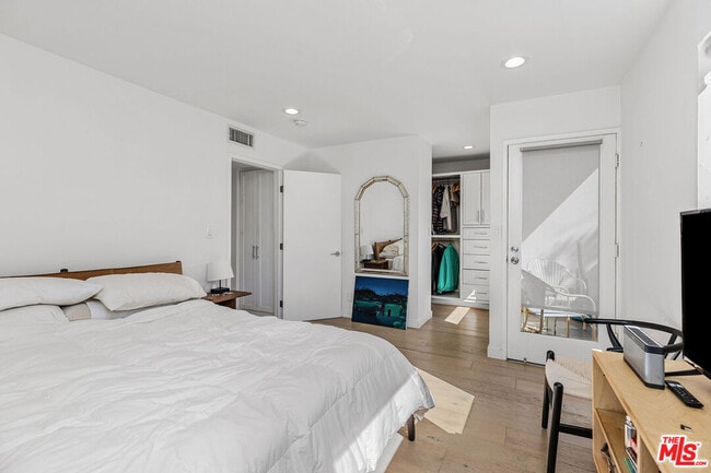 Photo - 2147 Beachwood Dr