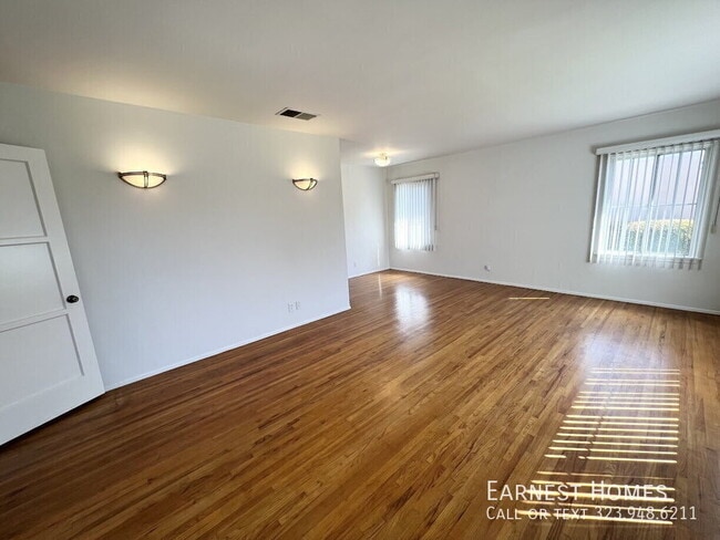 Photo - 14013 Addison St