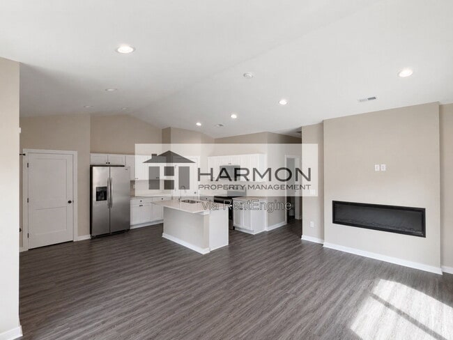 Photo - 3320 W 9th St N