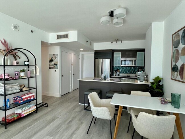 Photo - 55 SE 6th St Unidad 2608 Rental