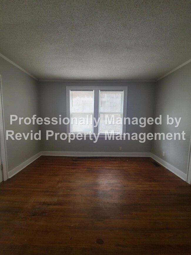 Photo - Large upstairs apartment in Midtown! Unit 800 #3