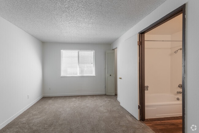 1BR, 1BA - 542 SF - Bedroom