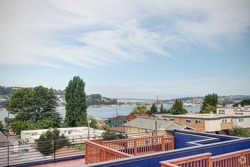 Building Photo - 2 bedroom in Seattle WA 98102 Rental