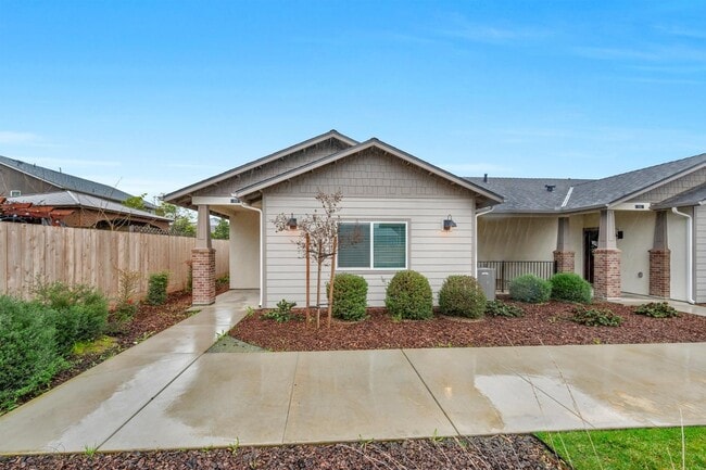 Building Photo - Wood Ranch Duplex 519 Unit 519 S. Summit # 102 Rental