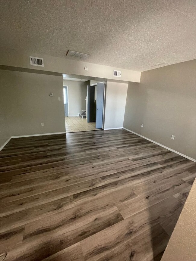 Photo - Beautiful 2bed/1bath Apartment Home Unit 2811-B