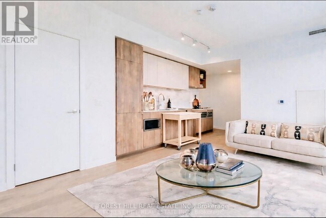 Photo - 2020 Bathurst St Unit 908