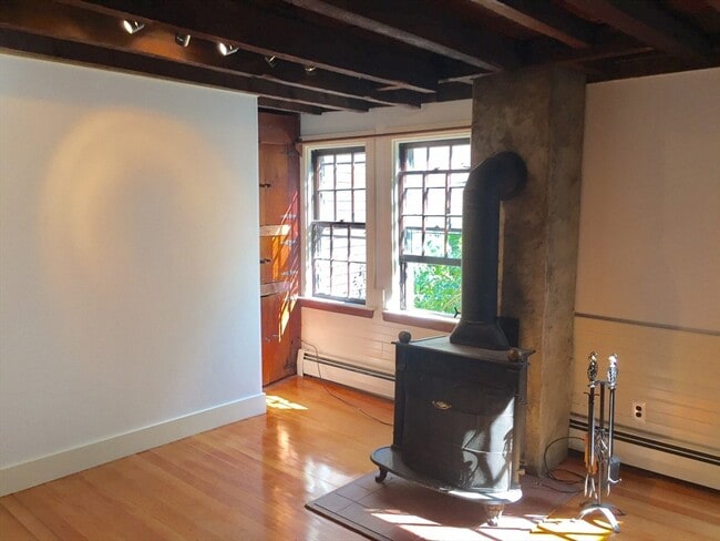 Building Photo - 20 Putnam St Unit O