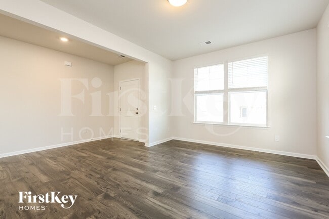 Photo - 558 Hillpark Ln