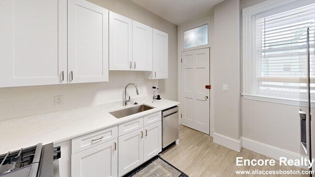 Building Photo - 6 Radcliffe Rd Unit 7