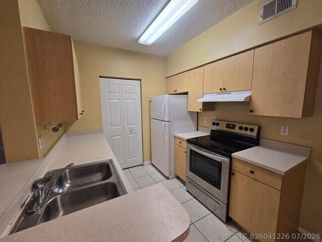 Building Photo - 10306 Fox Trail Rd S Unit 912