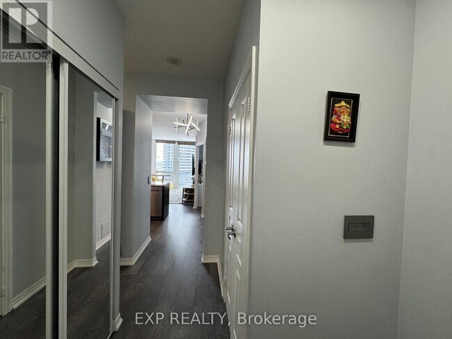 Photo - 220 Burnhamthorpe Rd W Unité 1201