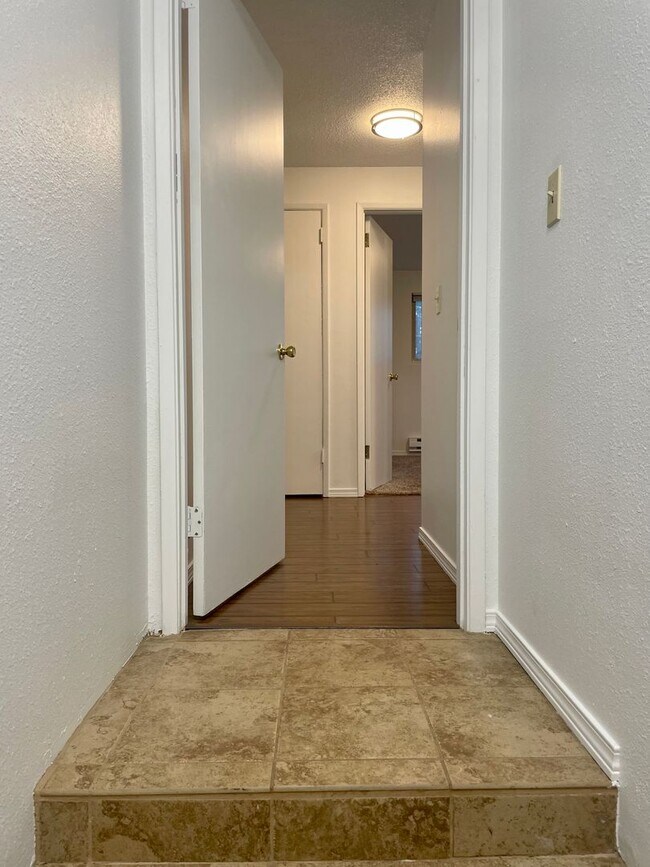 Photo - Updated Top Floor 2-Bed with Washer/Dryer,... Unidad 150 22nd Ave E.