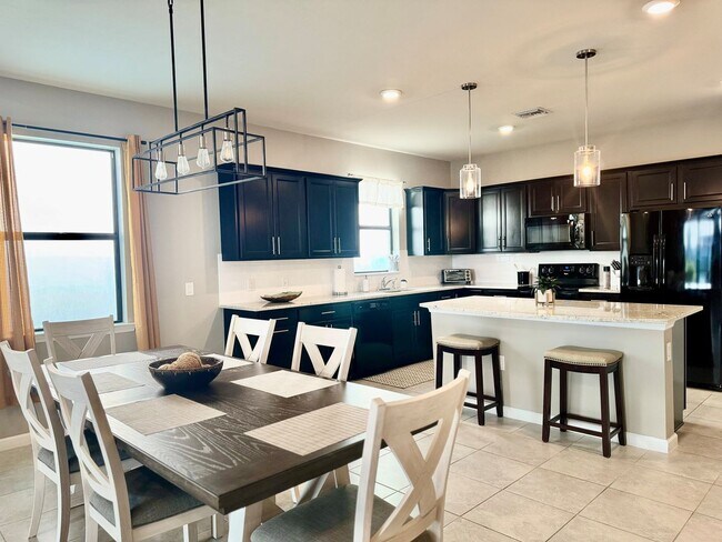 Photo - Elegant Lakeside Rental Home In Resort-Sty...